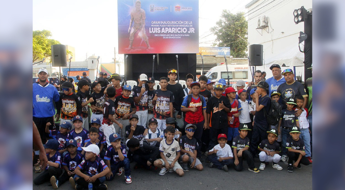 Niños de las escuelas municipales de béisbol se regocijan al ver la primera estatua de Luis Aparicio