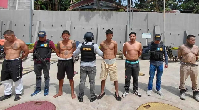 Cinco pandilleros de Barrio 18 llegan a El Salvador deportados desde México