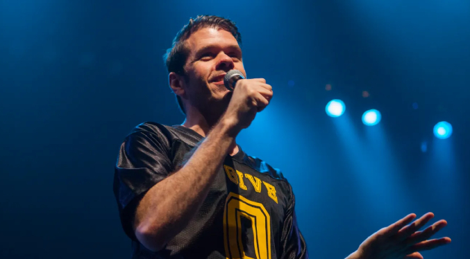 Perez Hilton es hospitalizado tras autolesionarse en plena transmisión en vivo