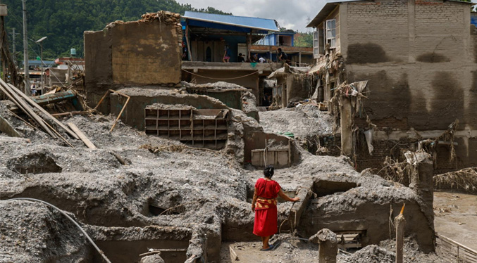 Nepal y China contabilizan al menos 768 muertos en la violenta riada