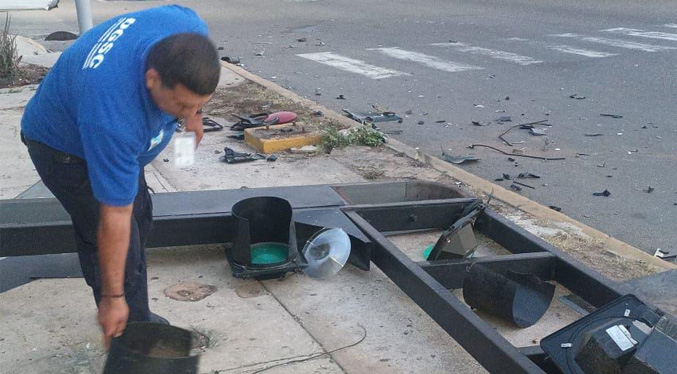 Imtcuma sustituye semáforo derribado por choque de vehículos en Avenida La Limpia
