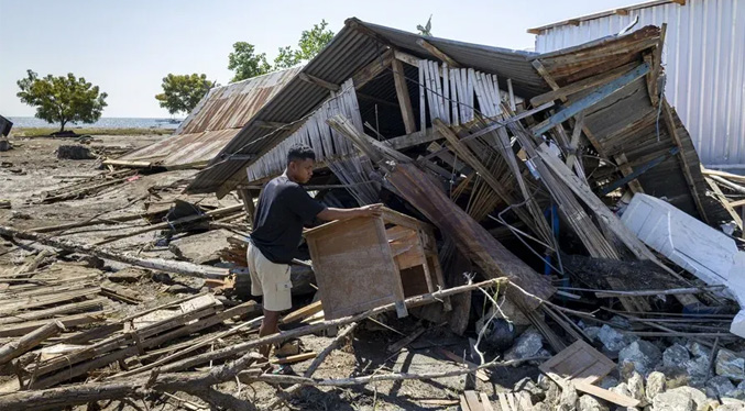 Indonesia eleva a 100 los fallecidos por el terremoto de 7,7 en la isla de Flores