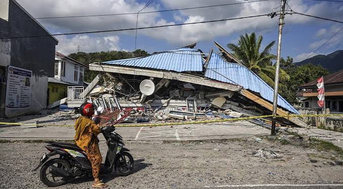 Otro terremoto de 5,7 sacude la isla indonesia de Flores tras fuerte sismo con 53 muertos