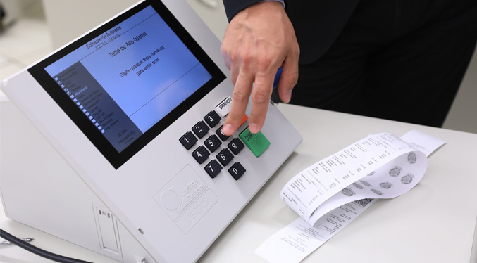 Brasil exhibe por primera vez el interior de una urna electrónica ante críticas políticas