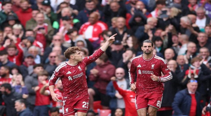 Víctor Muñoz salva el estreno del Liverpool en Anfield