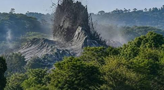 Volcán de lodo erupciona en Antioquia y obligó a evacuar familias de manera preventiva