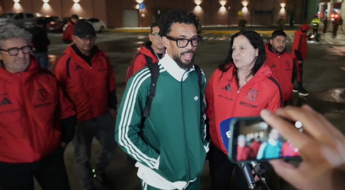 Vozinha finalmente llega a Chile y es recibido por una multitud antes de unirse al Colo Colo