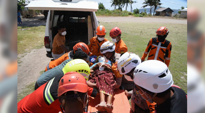 Mujer de 84 años fue hallada con vida varios días después de sismo en Indonesia