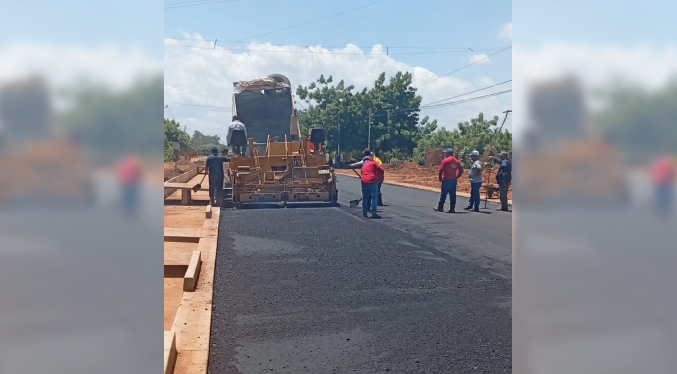 Asfaltado y drenajes avanzan en la vía Curva de Molina-La Concepción para terminar con inundaciones