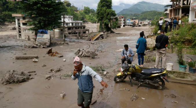 Tres muertos y 265 desaparecidos en territorio chino tras la riada en Nepal