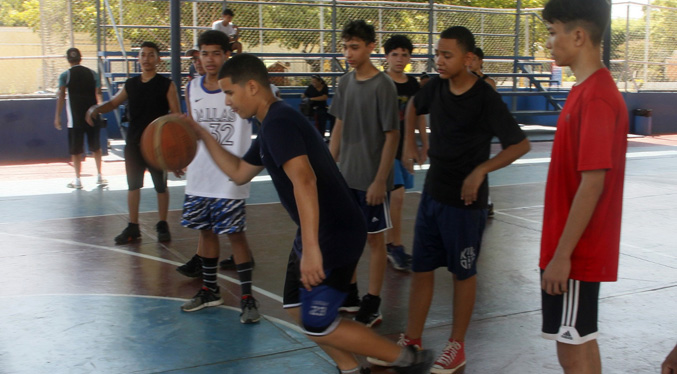 El baloncesto toma la cancha Canta Claro en el Plan Vacaciones Deportivas del IMDEPREC