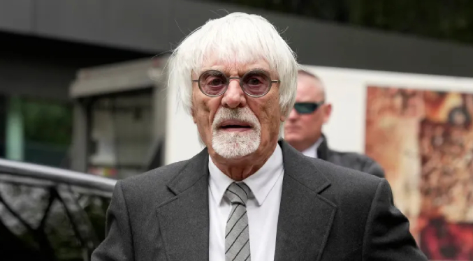 Retienen a exjefe de la F1, Bernie Ecclestone por viajar en avión con una escopeta sin documentación