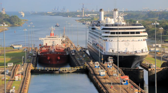El Canal de Panamá implementa una segunda restricción de tránsitos y quedan en 32 diarios