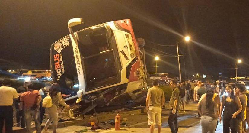 Quince heridos tras chocar un autobús y un camión en la zona costera de Ecuador