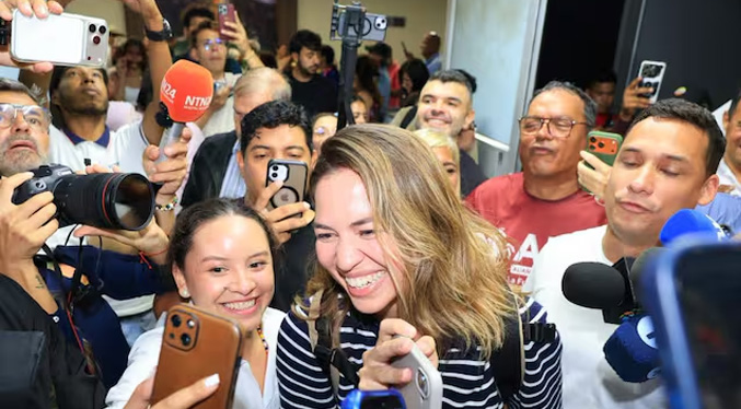 Regresa a Venezuela la jefa de comunicaciones de María Corina Machado