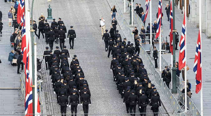 Los noruegos madrugan para el último adiós a Harald V