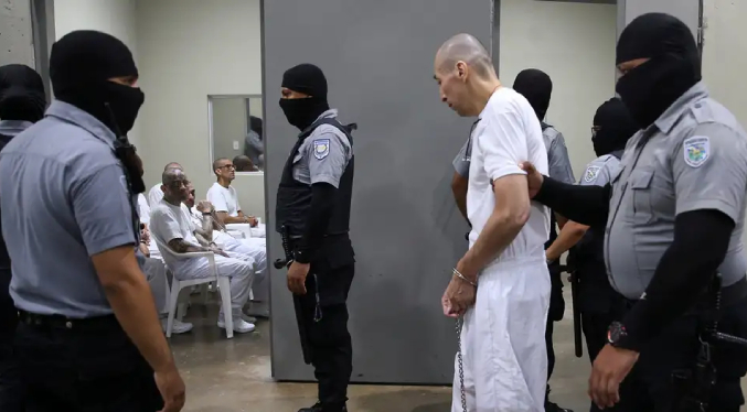 El Salvador dicta primera condena a prisión perpetua