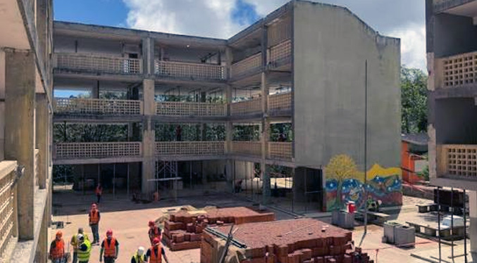 Venezuela informa sobre 87 escuelas en riesgo y no descarta construcción de nuevos centros