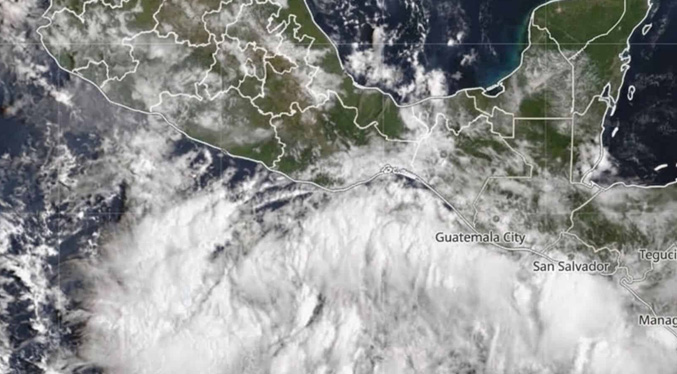Rachel intensifica a huracán categoría 1 en el Pacífico mexicano
