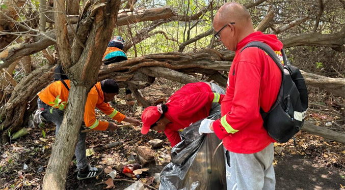 Recolectan más de mil 200 kilos de plástico en la Isla de Providencia por el Día Mundial de la Playa