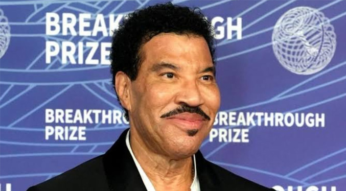 Lionel Richie sale del hospital tras someterse a pruebas de corazón