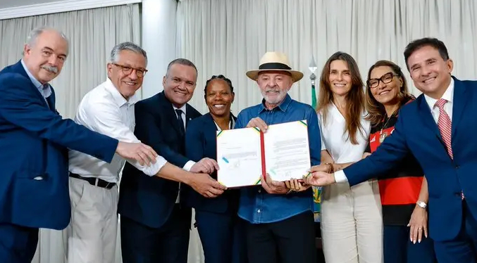 Mediante ley, Lula convierte el fútbol femenino en «prioridad» de Brasil