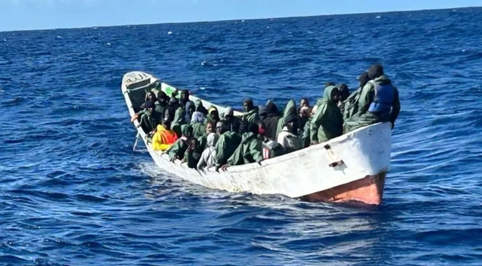 Fallecen más de 80 personas en una embarcación a la deriva al sur de Canarias