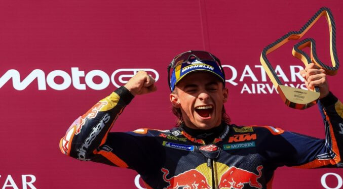 Pedro Acosta celebra el primer triunfo en la MotoGP