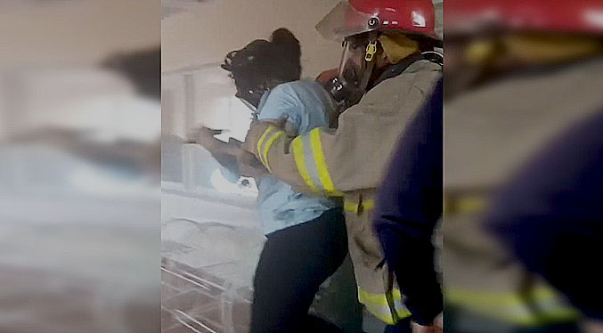 Bomberos de Maracaibo rescatan a dos mujeres y a un perro de un incendio