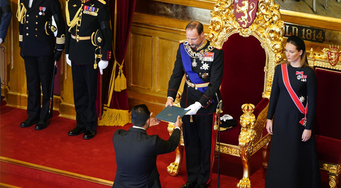 El rey Haakon VIII jura la Constitución ante el Parlamento noruego