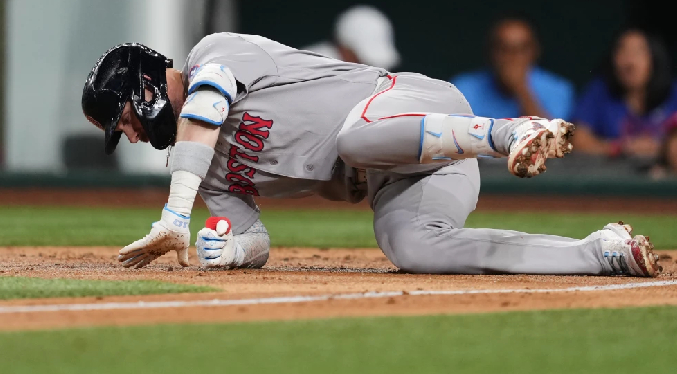 Retiran del juego a Willson Contreras tras recibir pelotazo en la mano