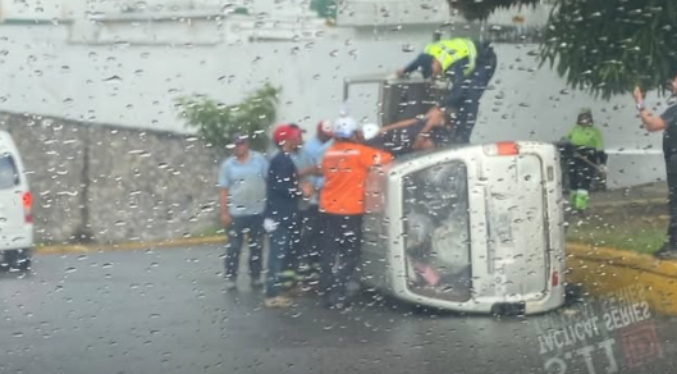 Fuertes lluvias en Caracas y Valencia deja varios accidentes de tránsito