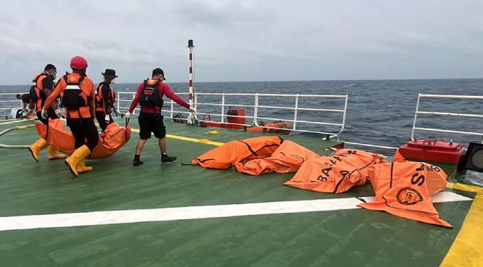 Buzos recuperan 52 cuerpos de un transbordador que naufragó en Indonesia tras días de búsqueda