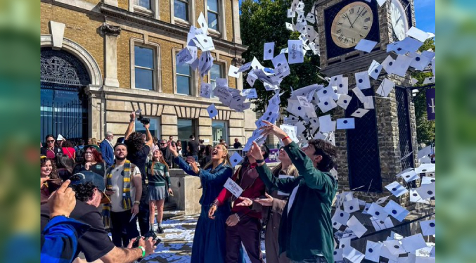 Fanáticos de Harry Potter celebran en Londres la llegada de la nueva serie
