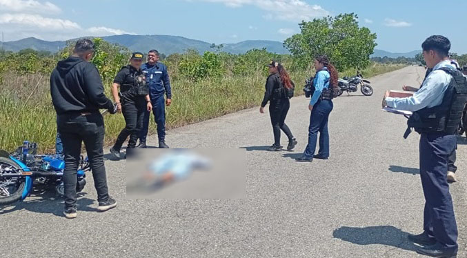 Hallan a motorizado tiroteado en la vía a El Venado