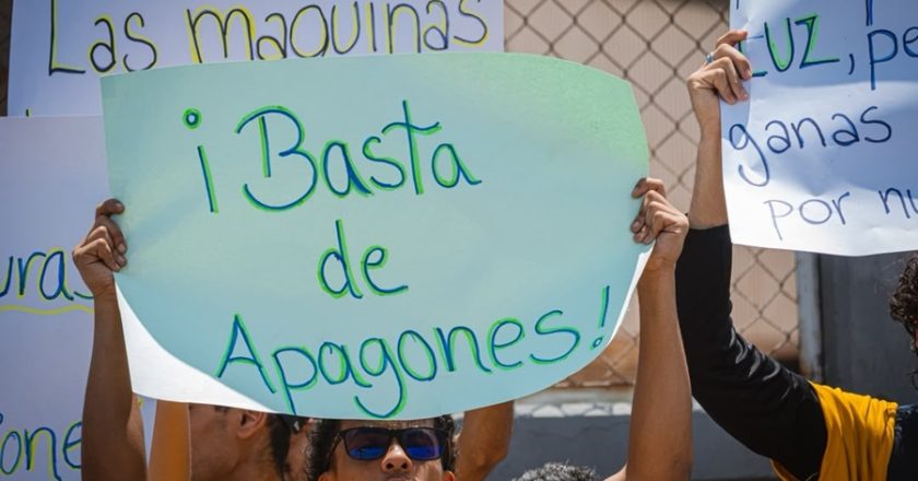 Jóvenes de Primero Justicia reclaman ante Corpoelec en Maracaibo por la crisis eléctrica