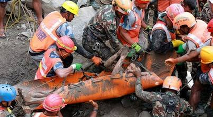 Nepal refuerza búsqueda de 121 personas en túneles donde aún espera hallar supervivientes