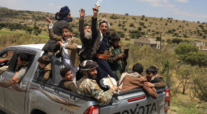 Rebeldes hutíes de Yemen toman más islas en mar Rojo y aumentan su presión sobre rutas comerciales