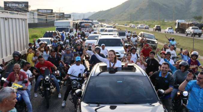 Miles reciben la caravana encabezada por Machado de Lara a Caracas