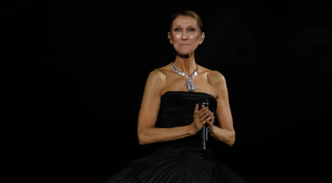 Céline Dion protagoniza aparatosa caída durante su show en París