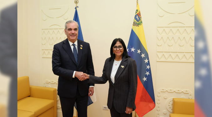 Delcy Rodríguez sostiene encuentro con el presidente dominicano Luis Abinader