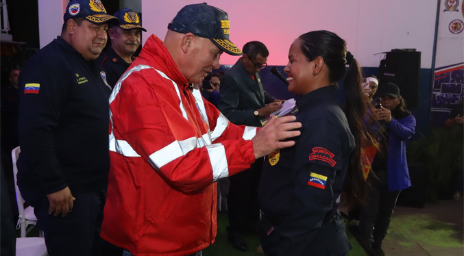 Bomberos de Maracaibo recibieron ascensos, reconocimientos y dotación de uniformes
