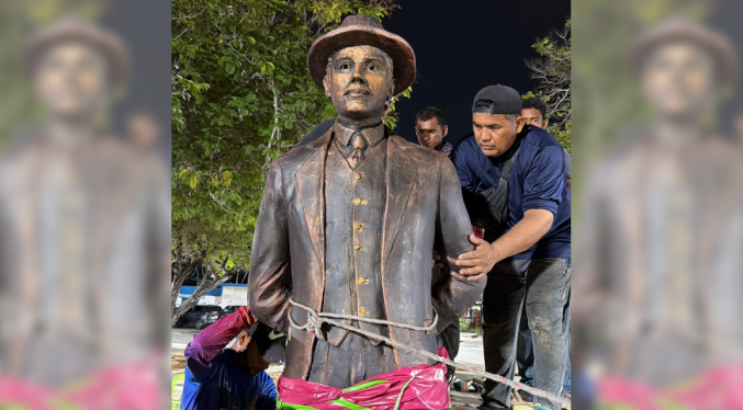 Alcalde Di Martino: La escultura de San José Gregorio llegó a la Facultad de Medicina