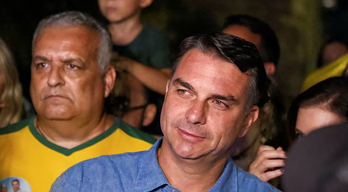 Flávio Bolsonaro acusa a Lula de mentir sobre anuncio de transporte gratuito en Brasil