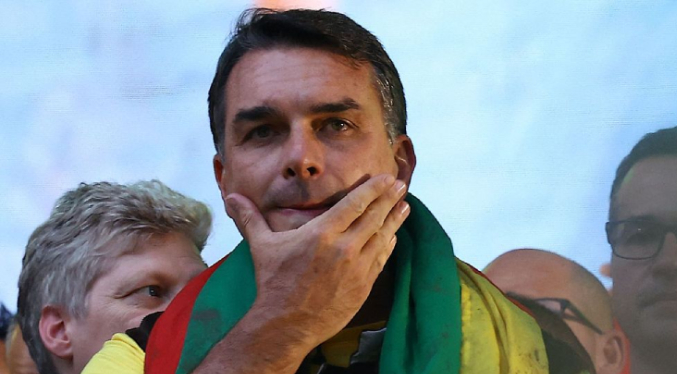 La Policía brasileña cancela los pasaportes de Flávio Bolsonaro tras no entregarlos