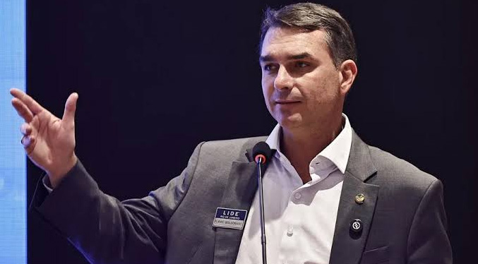 Flávio Bolsonaro propone enmiendas a la Constitución para reformar el Poder Judicial