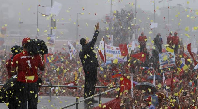 Cientos de venezolanos salen a las calles a recordar el último triunfo electoral de Chávez