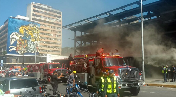 Reportan incendio en el Mercado de Emprendedores en Caracas