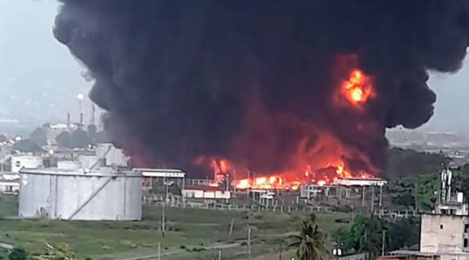 PDVSA asegura que investiga causas del incendio en la refinería de Cardón