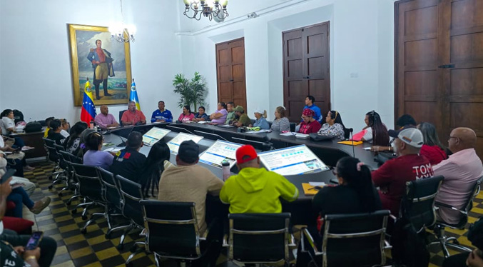 Gobernador Luis Caldera sostiene gabinete territorial comunal con voceros de Cabimas